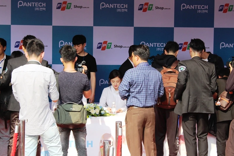 Hàng trăm bạn trẻ xin chữ ký sao Hàn, đường Sài Gòn kẹt cứng ảnh 4